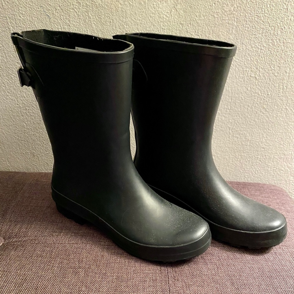 Short, black rainboots, size 8